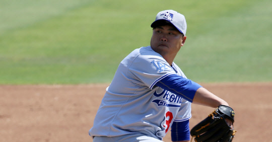 왼쪽 어깨 수술 후 1년 만에 빅리그에 복귀하는 류현진(29.로스앤젤레스 다저스)이 25일(현지시간) 미국 캘리포니아 주 프레즈노의 척챈시 파크에서 열린 프레즈노 그리즐리스(휴스턴 산하)와의 경기에서 오클라호마시티 다저스 유니폼을 입고 선발 등판했다. 세 번째 마이너리그 재활 등판에서 류현진은 4이닝 동안 55개를 던졌고, 최고 구속을 시속 145km로 높였다. 사진=연합뉴스